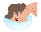 半球状のガラスのボールに水を入れ、水面に顔をつけている人