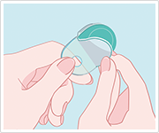 イメージ：レンズがスムーズに取り出せるところまで、しっかりと開けます。