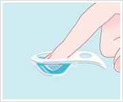 イメージ：利き手の指の腹で吸い付けるように取り出します